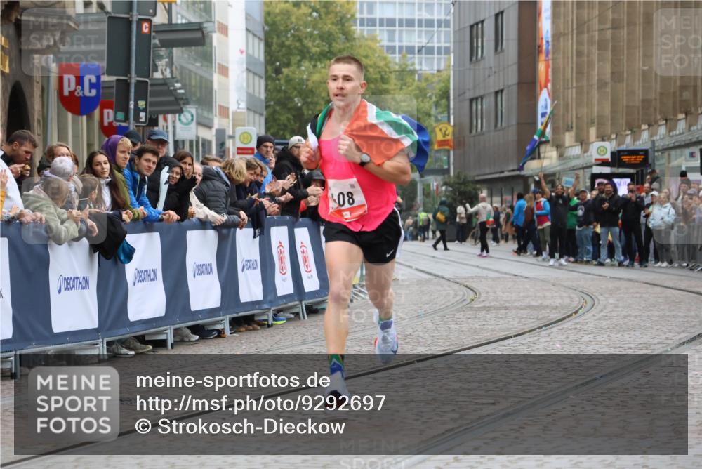 05.10.2025 - 20. swb-Marathon Bremen Strokosch-Dieckow http://msf.ph/oto/9292697 05.10.2025 12:08:43 Ziel 408 meine-sportfotos.de