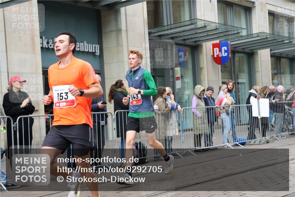 05.10.2025 - 20. swb-Marathon Bremen Strokosch-Dieckow http://msf.ph/oto/9292705 05.10.2025 12:43:10 Ziel 153, 303, 923, 1077, 1289, 1643, 153, 303, 923, 1077, 1289, 1643 meine-sportfotos.de
