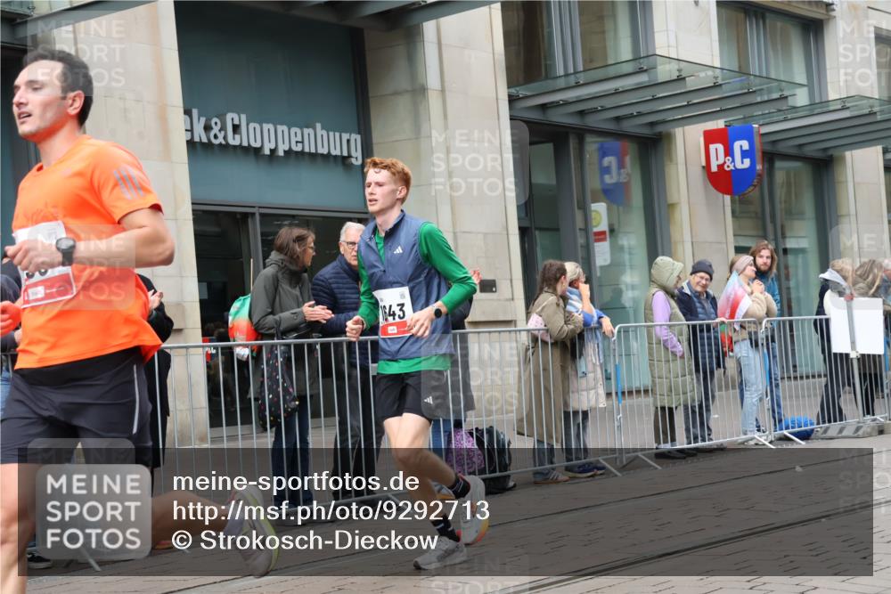 05.10.2025 - 20. swb-Marathon Bremen Strokosch-Dieckow http://msf.ph/oto/9292713 05.10.2025 12:43:10 Ziel 153, 303, 923, 1077, 1289, 1643, 153, 303, 923, 1077, 1289, 1643 meine-sportfotos.de