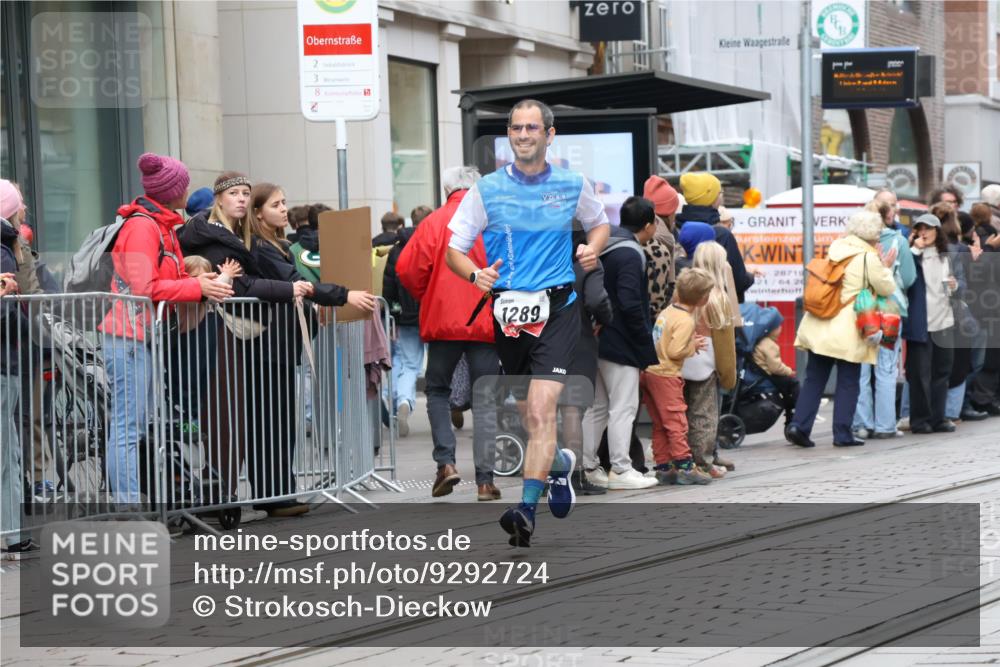 05.10.2025 - 20. swb-Marathon Bremen Strokosch-Dieckow http://msf.ph/oto/9292724 05.10.2025 12:43:15 Ziel 303, 923, 1077, 1289, 1643, 303, 923, 1077, 1289, 1643 meine-sportfotos.de