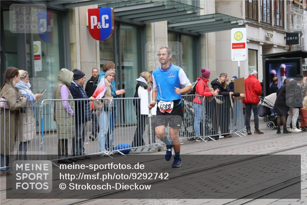 05.10.2025 - 20. swb-Marathon Bremen Strokosch-Dieckow http://msf.ph/oto/9292742 05.10.2025 12:43:16 Ziel 303, 923, 1077, 1289, 1643, 303, 923, 1077, 1289, 1643 meine-sportfotos.de