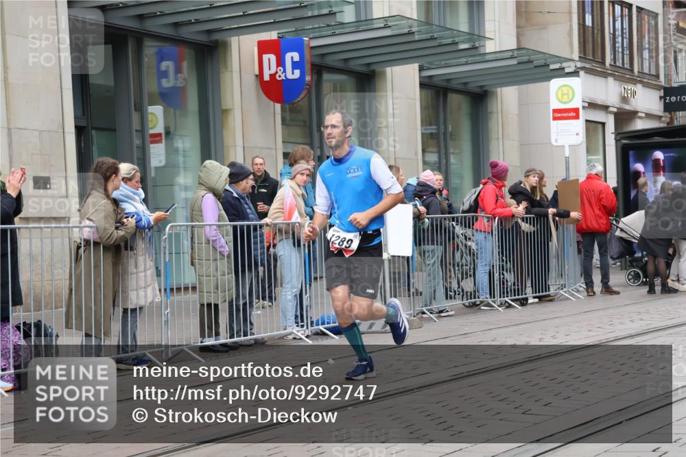 05.10.2025 - 20. swb-Marathon Bremen Strokosch-Dieckow http://msf.ph/oto/9292747 05.10.2025 12:43:17 Ziel 303, 923, 1077, 1289, 1643, 303, 923, 1077, 1289, 1643 meine-sportfotos.de
