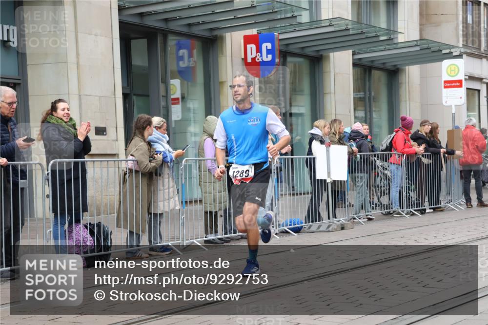 05.10.2025 - 20. swb-Marathon Bremen Strokosch-Dieckow http://msf.ph/oto/9292753 05.10.2025 12:43:17 Ziel 303, 923, 1077, 1289, 1643, 303, 923, 1077, 1289, 1643 meine-sportfotos.de