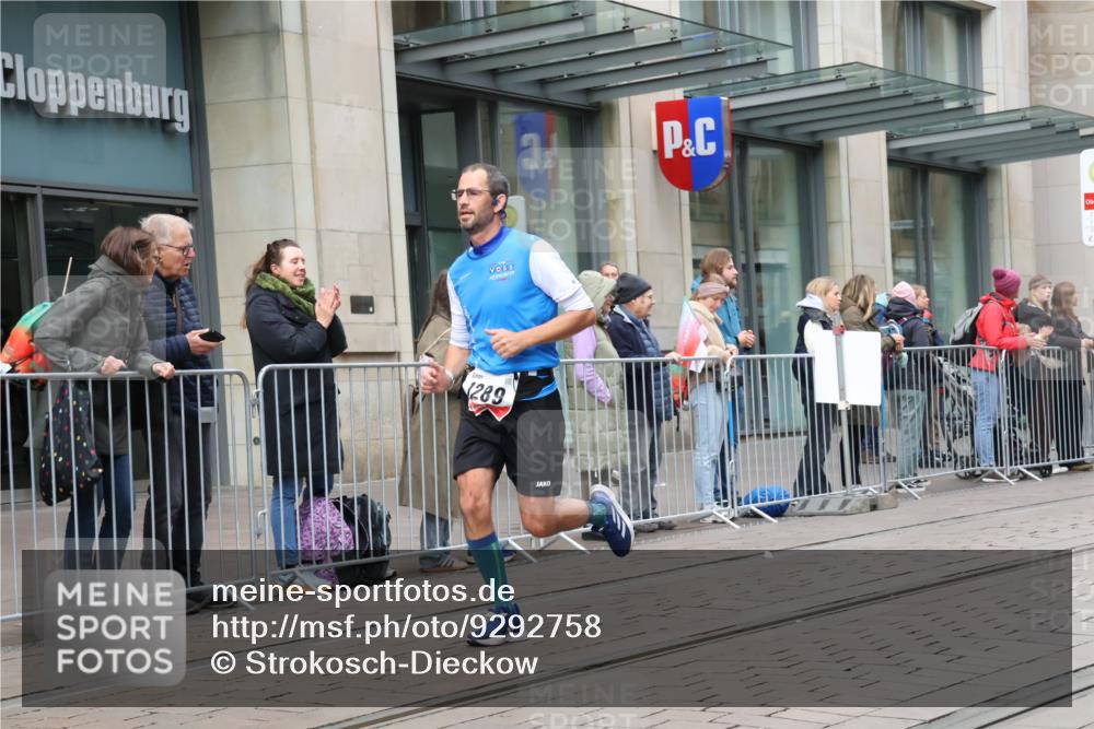05.10.2025 - 20. swb-Marathon Bremen Strokosch-Dieckow http://msf.ph/oto/9292758 05.10.2025 12:43:17 Ziel 303, 923, 1077, 1289, 1643, 303, 923, 1077, 1289, 1643 meine-sportfotos.de