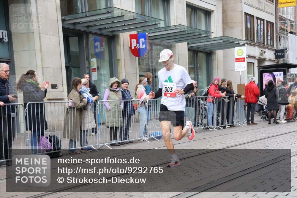 05.10.2025 - 20. swb-Marathon Bremen Strokosch-Dieckow http://msf.ph/oto/9292765 05.10.2025 12:43:19 Ziel 303, 765, 923, 1077, 1289, 303, 765, 923, 1077, 1289 meine-sportfotos.de