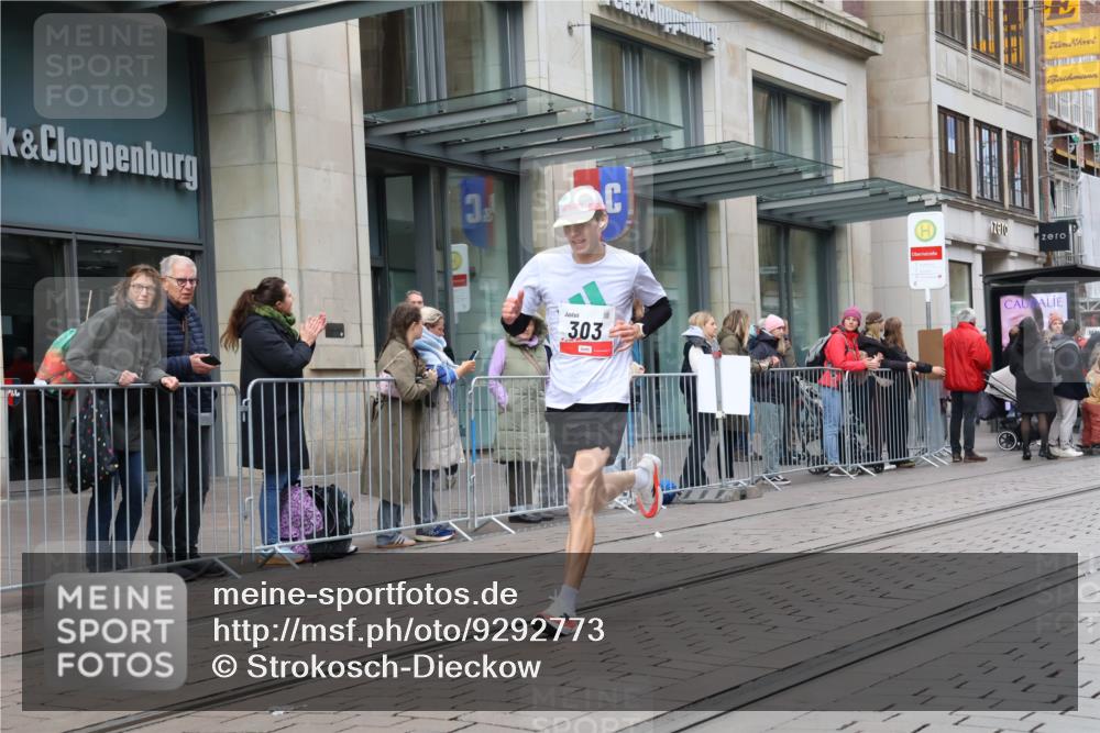 05.10.2025 - 20. swb-Marathon Bremen Strokosch-Dieckow http://msf.ph/oto/9292773 05.10.2025 12:43:19 Ziel 303, 765, 923, 1077, 1289, 303, 765, 923, 1077, 1289 meine-sportfotos.de
