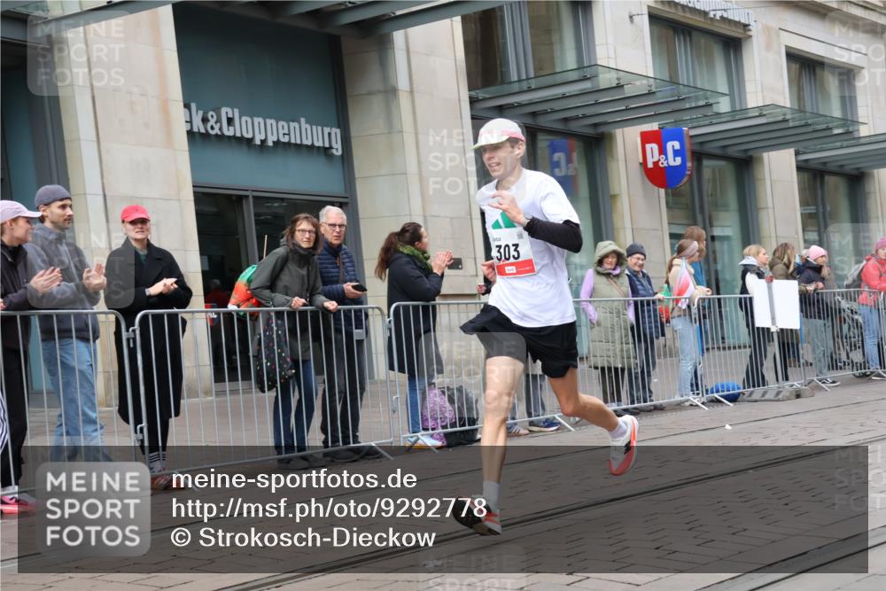 05.10.2025 - 20. swb-Marathon Bremen Strokosch-Dieckow http://msf.ph/oto/9292778 05.10.2025 12:43:20 Ziel 303, 765, 923, 1077, 1289, 303, 765, 923, 1077, 1289 meine-sportfotos.de