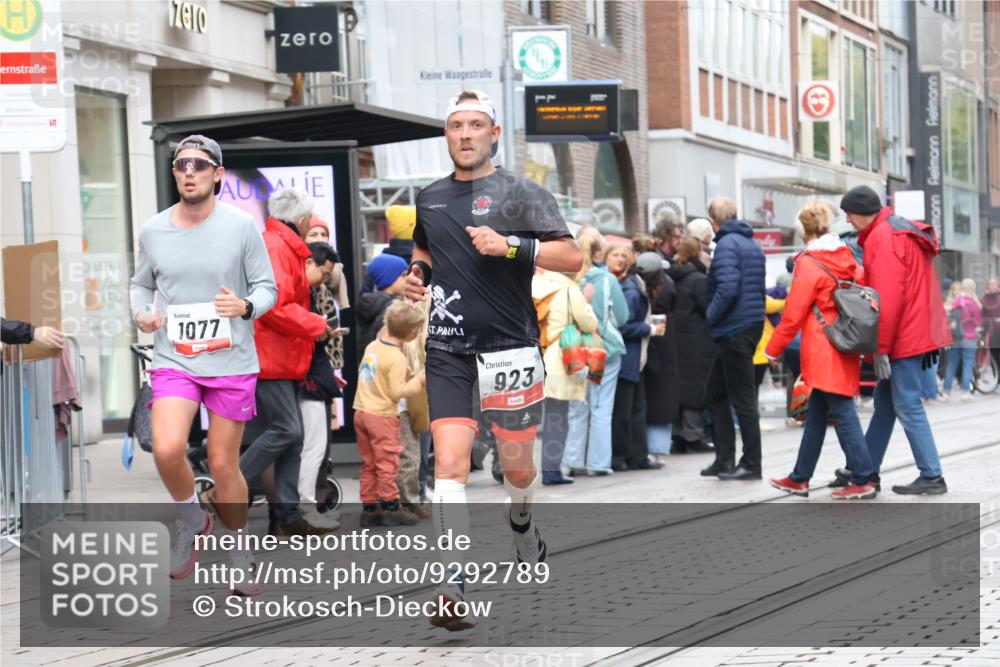 05.10.2025 - 20. swb-Marathon Bremen Strokosch-Dieckow http://msf.ph/oto/9292789 05.10.2025 12:43:25 Ziel 438, 765, 923, 1077, 1289, 5060, 438, 765, 923, 1077, 1289, 5060 meine-sportfotos.de