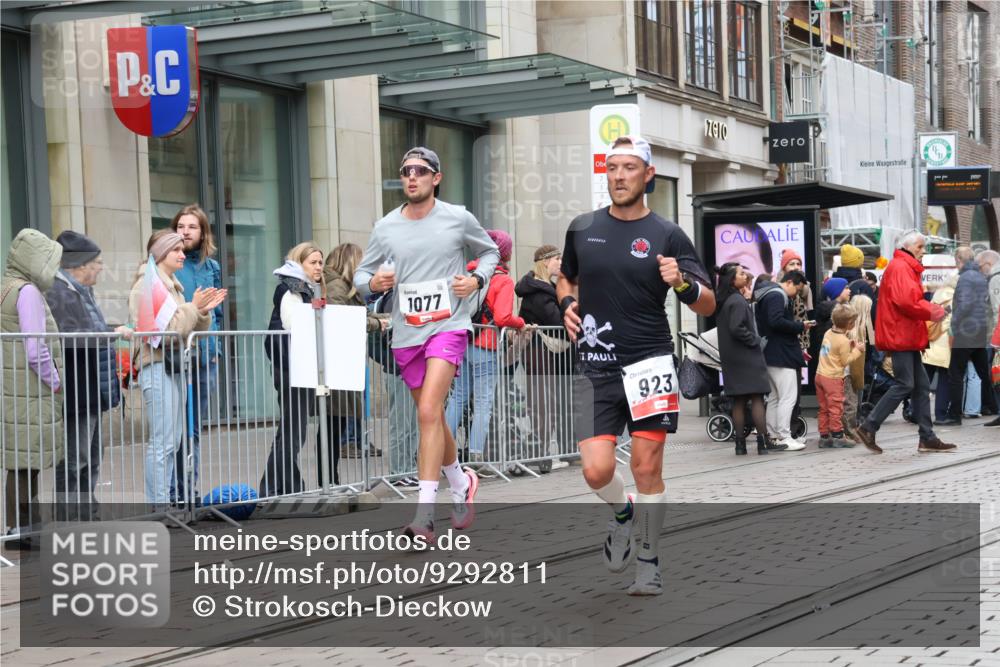 05.10.2025 - 20. swb-Marathon Bremen Strokosch-Dieckow http://msf.ph/oto/9292811 05.10.2025 12:43:26 Ziel 438, 765, 923, 1077, 5060, 438, 765, 923, 1077, 5060 meine-sportfotos.de