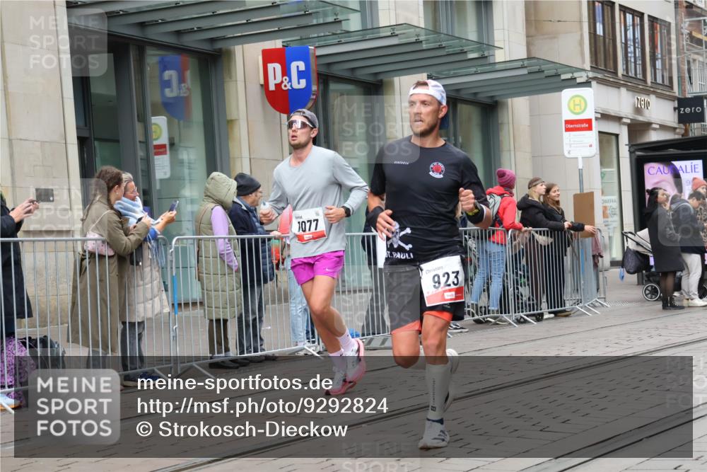 05.10.2025 - 20. swb-Marathon Bremen Strokosch-Dieckow http://msf.ph/oto/9292824 05.10.2025 12:43:27 Ziel 438, 765, 923, 1077, 5060, 438, 765, 923, 1077, 5060 meine-sportfotos.de