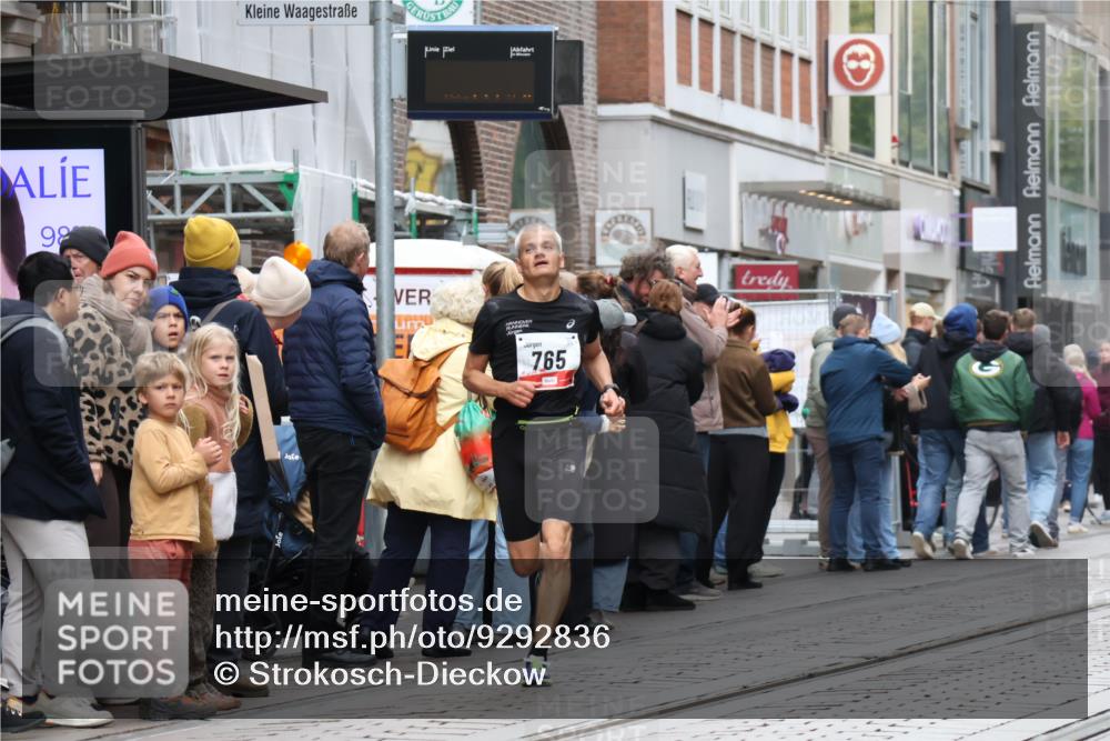 05.10.2025 - 20. swb-Marathon Bremen Strokosch-Dieckow http://msf.ph/oto/9292836 05.10.2025 12:43:32 Ziel 438, 765, 923, 1077, 5060, 438, 765, 923, 1077, 5060 meine-sportfotos.de