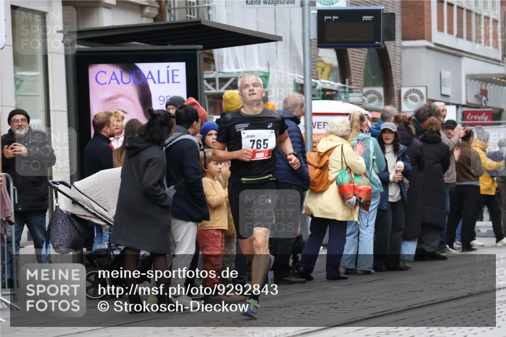 05.10.2025 - 20. swb-Marathon Bremen Strokosch-Dieckow http://msf.ph/oto/9292843 05.10.2025 12:43:34 Ziel 438, 765, 5060, 438, 765, 5060 meine-sportfotos.de