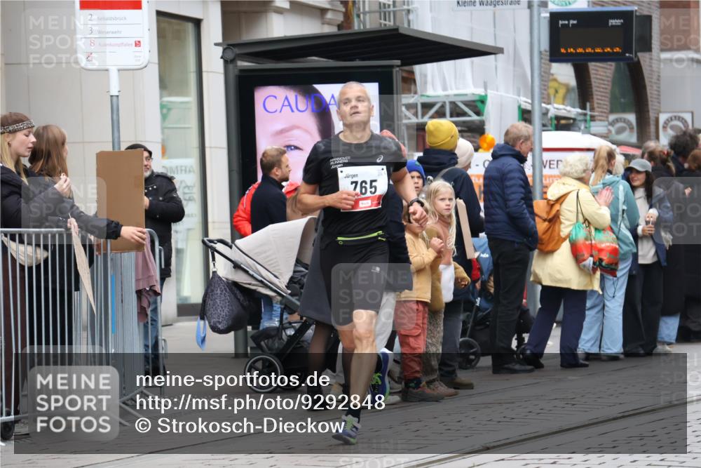 05.10.2025 - 20. swb-Marathon Bremen Strokosch-Dieckow http://msf.ph/oto/9292848 05.10.2025 12:43:34 Ziel 438, 765, 5060, 438, 765, 5060 meine-sportfotos.de