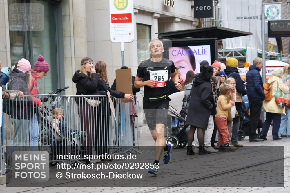 05.10.2025 - 20. swb-Marathon Bremen Strokosch-Dieckow http://msf.ph/oto/9292853 05.10.2025 12:43:35 Ziel 438, 765, 5060, 438, 765, 5060 meine-sportfotos.de