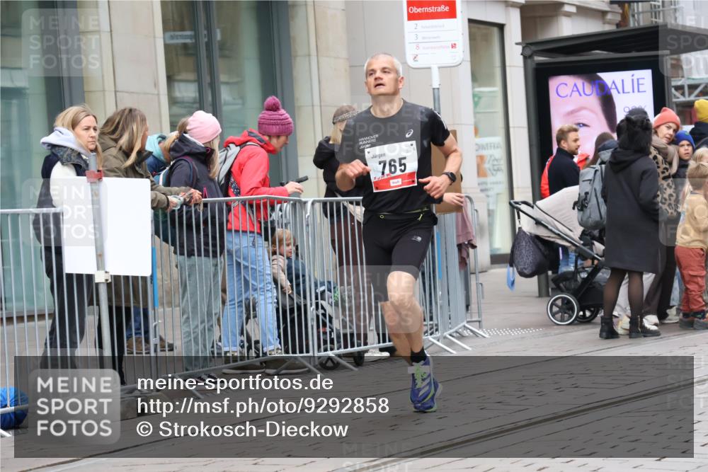 05.10.2025 - 20. swb-Marathon Bremen Strokosch-Dieckow http://msf.ph/oto/9292858 05.10.2025 12:43:35 Ziel 438, 765, 5060, 438, 765, 5060 meine-sportfotos.de