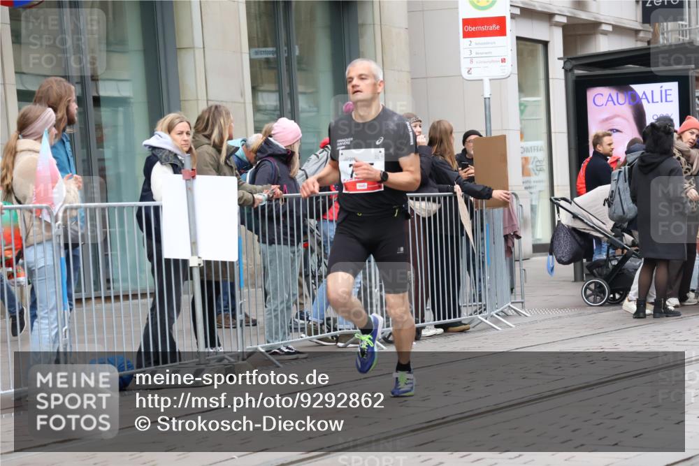 05.10.2025 - 20. swb-Marathon Bremen Strokosch-Dieckow http://msf.ph/oto/9292862 05.10.2025 12:43:36 Ziel 364, 438, 765, 942, 5060, 364, 438, 765, 942, 5060 meine-sportfotos.de
