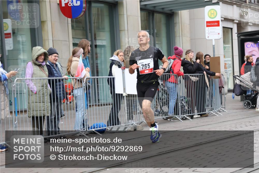05.10.2025 - 20. swb-Marathon Bremen Strokosch-Dieckow http://msf.ph/oto/9292869 05.10.2025 12:43:36 Ziel 364, 438, 765, 942, 5060, 364, 438, 765, 942, 5060 meine-sportfotos.de