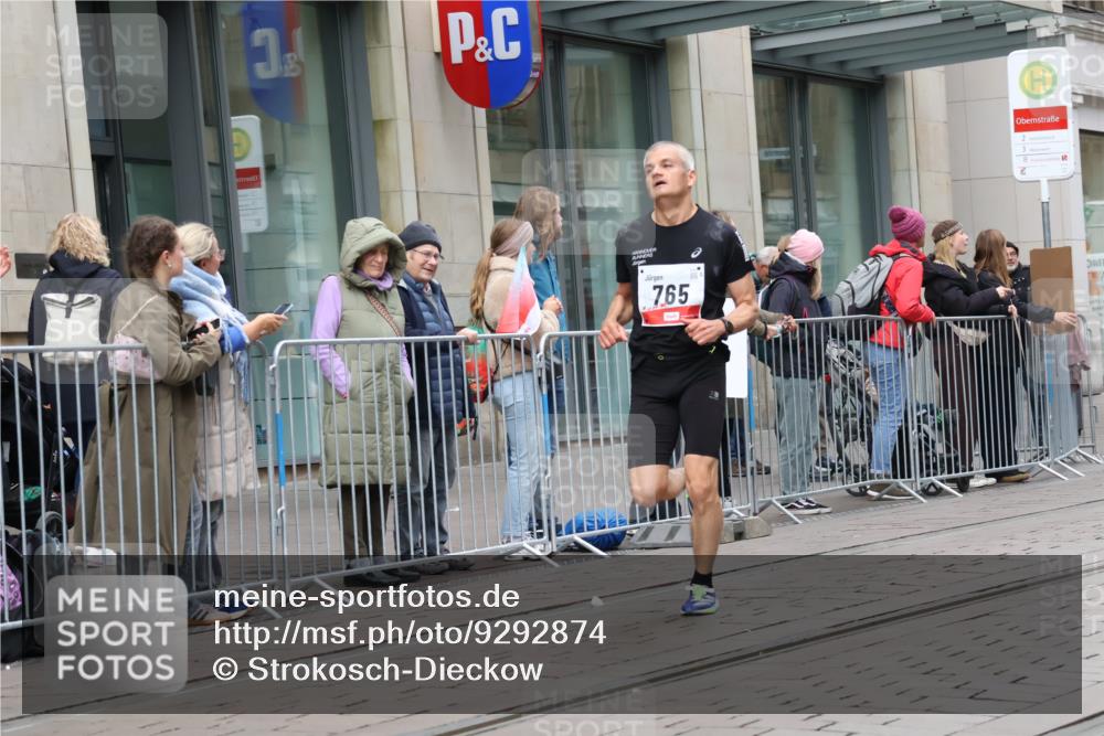 05.10.2025 - 20. swb-Marathon Bremen Strokosch-Dieckow http://msf.ph/oto/9292874 05.10.2025 12:43:36 Ziel 364, 438, 765, 942, 5060, 364, 438, 765, 942, 5060 meine-sportfotos.de