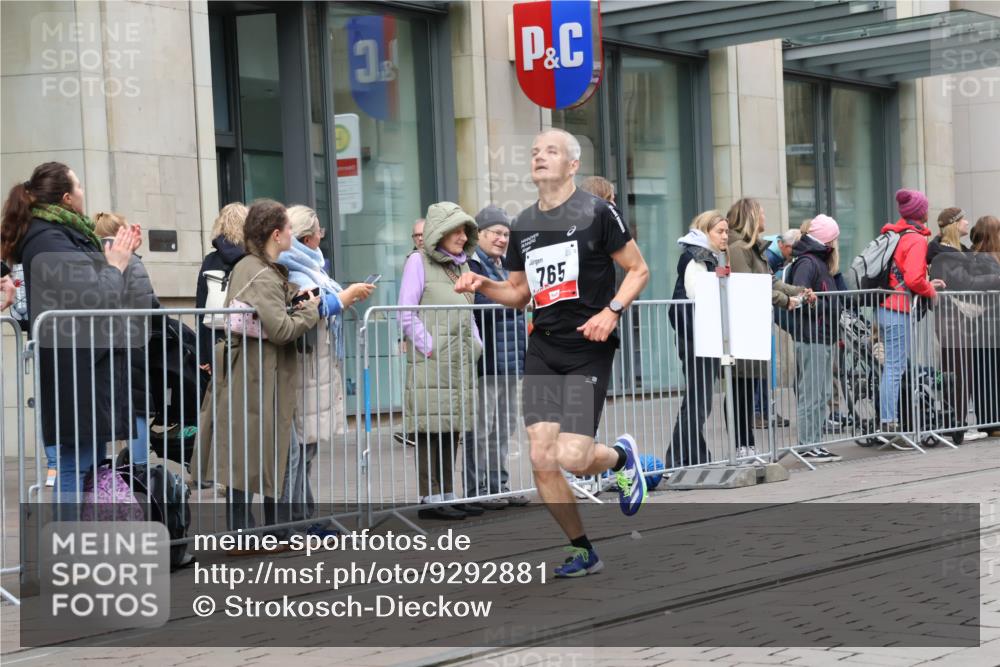 05.10.2025 - 20. swb-Marathon Bremen Strokosch-Dieckow http://msf.ph/oto/9292881 05.10.2025 12:43:37 Ziel 364, 438, 765, 942, 5060, 364, 438, 765, 942, 5060 meine-sportfotos.de