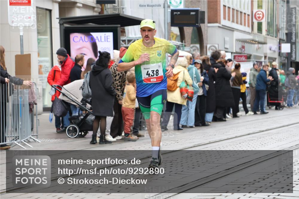 05.10.2025 - 20. swb-Marathon Bremen Strokosch-Dieckow http://msf.ph/oto/9292890 05.10.2025 12:43:40 Ziel 364, 438, 765, 942, 5060, 364, 438, 765, 942, 5060 meine-sportfotos.de