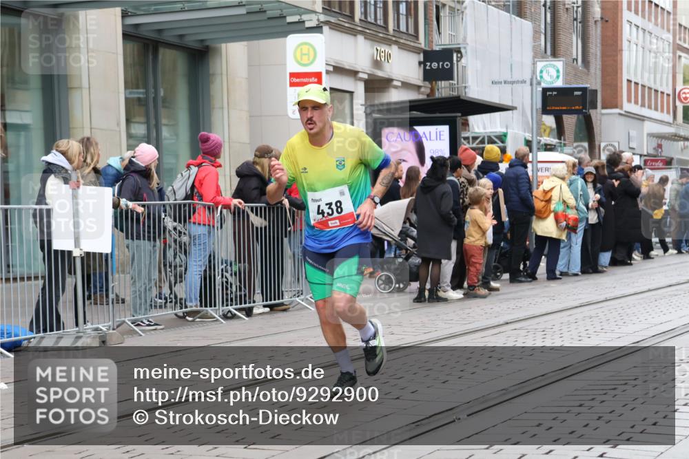 05.10.2025 - 20. swb-Marathon Bremen Strokosch-Dieckow http://msf.ph/oto/9292900 05.10.2025 12:43:41 Ziel 364, 438, 765, 942, 5060, 364, 438, 765, 942, 5060 meine-sportfotos.de