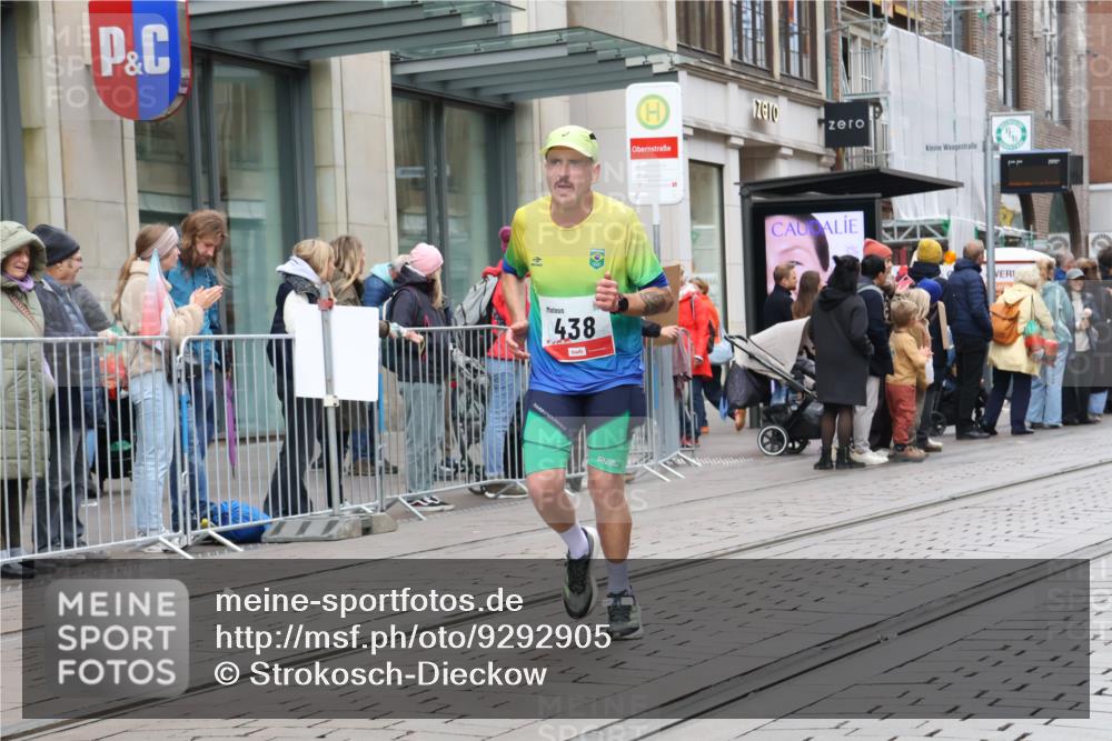 05.10.2025 - 20. swb-Marathon Bremen Strokosch-Dieckow http://msf.ph/oto/9292905 05.10.2025 12:43:41 Ziel 364, 438, 765, 942, 5060, 364, 438, 765, 942, 5060 meine-sportfotos.de