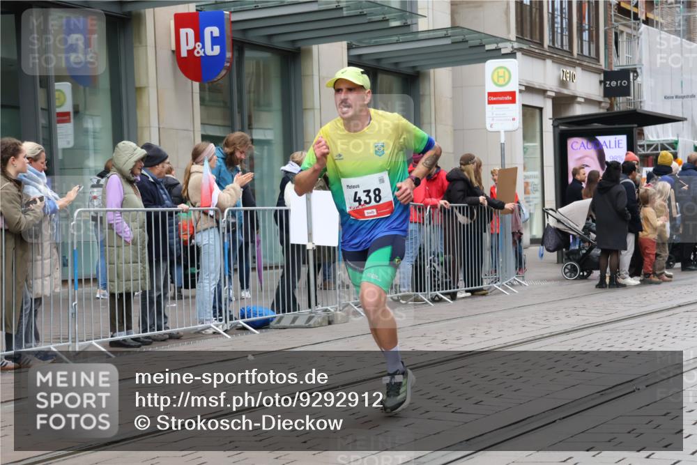 05.10.2025 - 20. swb-Marathon Bremen Strokosch-Dieckow http://msf.ph/oto/9292912 05.10.2025 12:43:42 Ziel 364, 438, 765, 942, 5060, 364, 438, 765, 942, 5060 meine-sportfotos.de