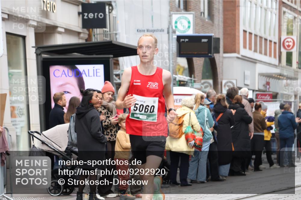 05.10.2025 - 20. swb-Marathon Bremen Strokosch-Dieckow http://msf.ph/oto/9292920 05.10.2025 12:43:44 Ziel 364, 438, 765, 942, 5060, 364, 438, 765, 942, 5060 meine-sportfotos.de