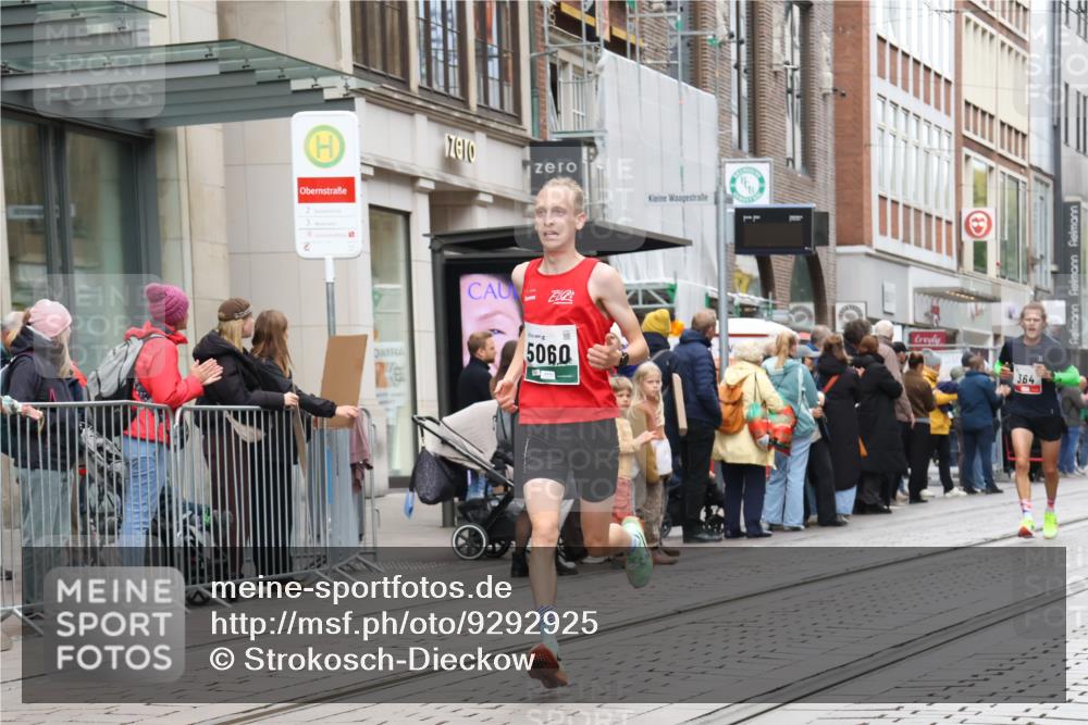 05.10.2025 - 20. swb-Marathon Bremen Strokosch-Dieckow http://msf.ph/oto/9292925 05.10.2025 12:43:45 Ziel 364, 438, 942, 5060, 364, 438, 942, 5060 meine-sportfotos.de