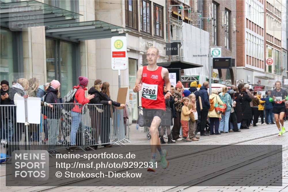 05.10.2025 - 20. swb-Marathon Bremen Strokosch-Dieckow http://msf.ph/oto/9292931 05.10.2025 12:43:45 Ziel 364, 438, 942, 5060, 364, 438, 942, 5060 meine-sportfotos.de