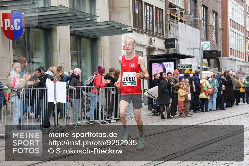05.10.2025 - 20. swb-Marathon Bremen Strokosch-Dieckow http://msf.ph/oto/9292935 05.10.2025 12:43:45 Ziel 364, 438, 942, 5060, 364, 438, 942, 5060 meine-sportfotos.de