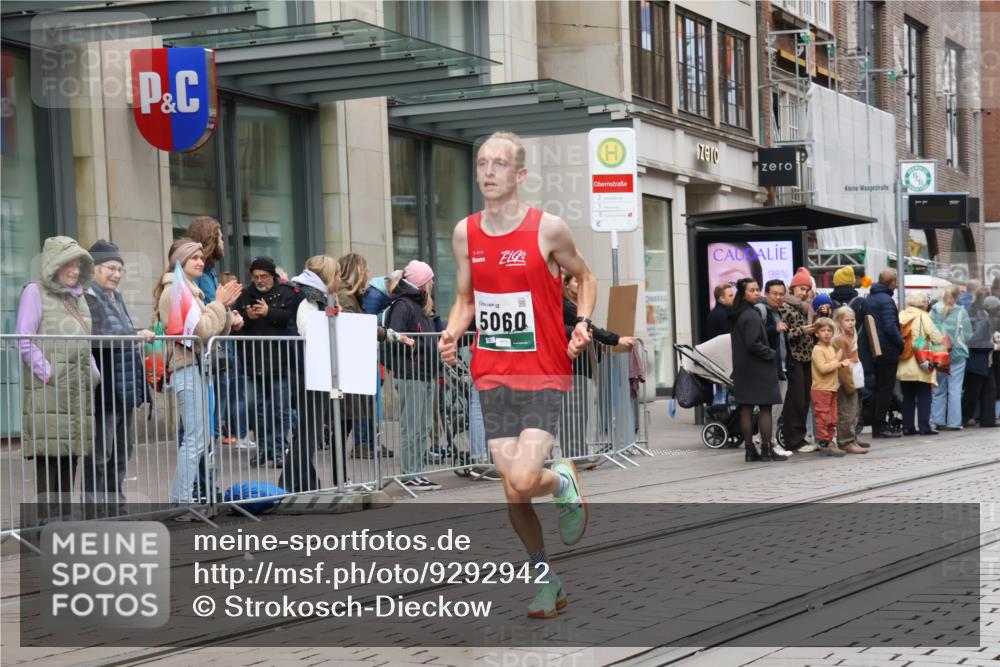 05.10.2025 - 20. swb-Marathon Bremen Strokosch-Dieckow http://msf.ph/oto/9292942 05.10.2025 12:43:46 Ziel 364, 438, 559, 942, 5060, 364, 438, 559, 942, 5060 meine-sportfotos.de