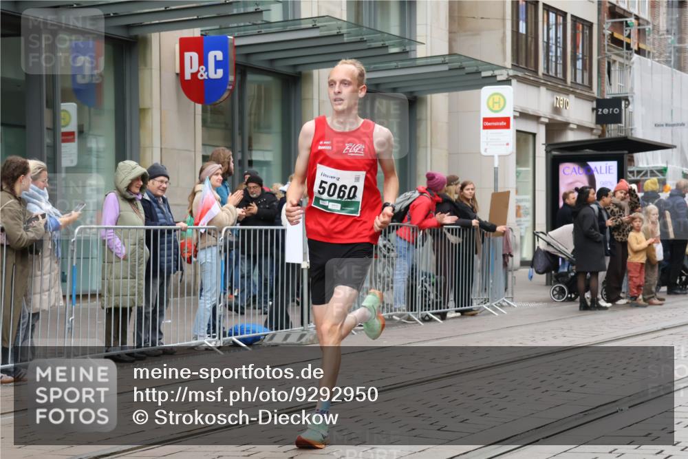 05.10.2025 - 20. swb-Marathon Bremen Strokosch-Dieckow http://msf.ph/oto/9292950 05.10.2025 12:43:46 Ziel 364, 438, 559, 942, 5060, 364, 438, 559, 942, 5060 meine-sportfotos.de