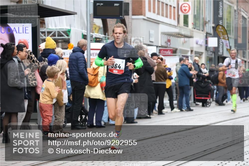 05.10.2025 - 20. swb-Marathon Bremen Strokosch-Dieckow http://msf.ph/oto/9292955 05.10.2025 12:43:47 Ziel 364, 438, 559, 942, 5060, 364, 438, 559, 942, 5060 meine-sportfotos.de