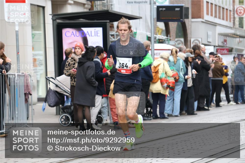 05.10.2025 - 20. swb-Marathon Bremen Strokosch-Dieckow http://msf.ph/oto/9292959 05.10.2025 12:43:49 Ziel 364, 438, 559, 942, 364, 438, 559, 942 meine-sportfotos.de