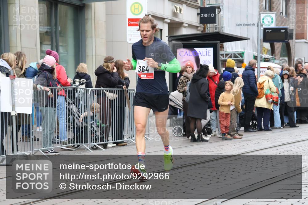 05.10.2025 - 20. swb-Marathon Bremen Strokosch-Dieckow http://msf.ph/oto/9292966 05.10.2025 12:43:50 Ziel 364, 438, 559, 942, 364, 438, 559, 942 meine-sportfotos.de