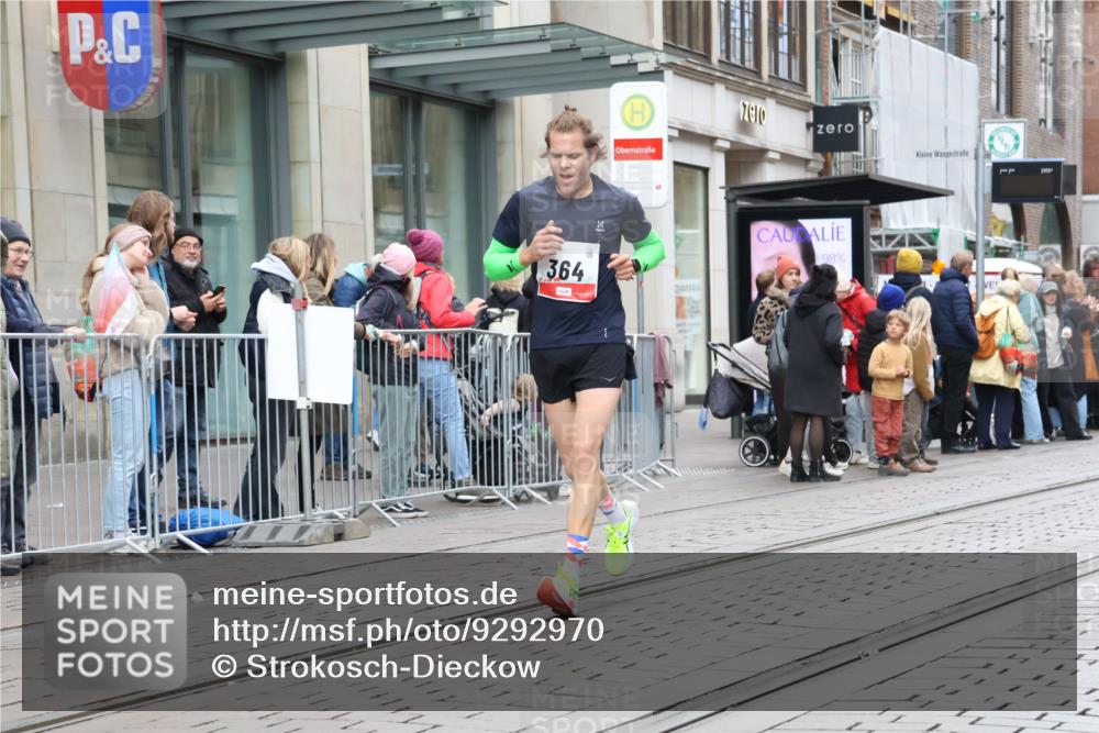 05.10.2025 - 20. swb-Marathon Bremen Strokosch-Dieckow http://msf.ph/oto/9292970 05.10.2025 12:43:50 Ziel 364, 438, 559, 942, 364, 438, 559, 942 meine-sportfotos.de