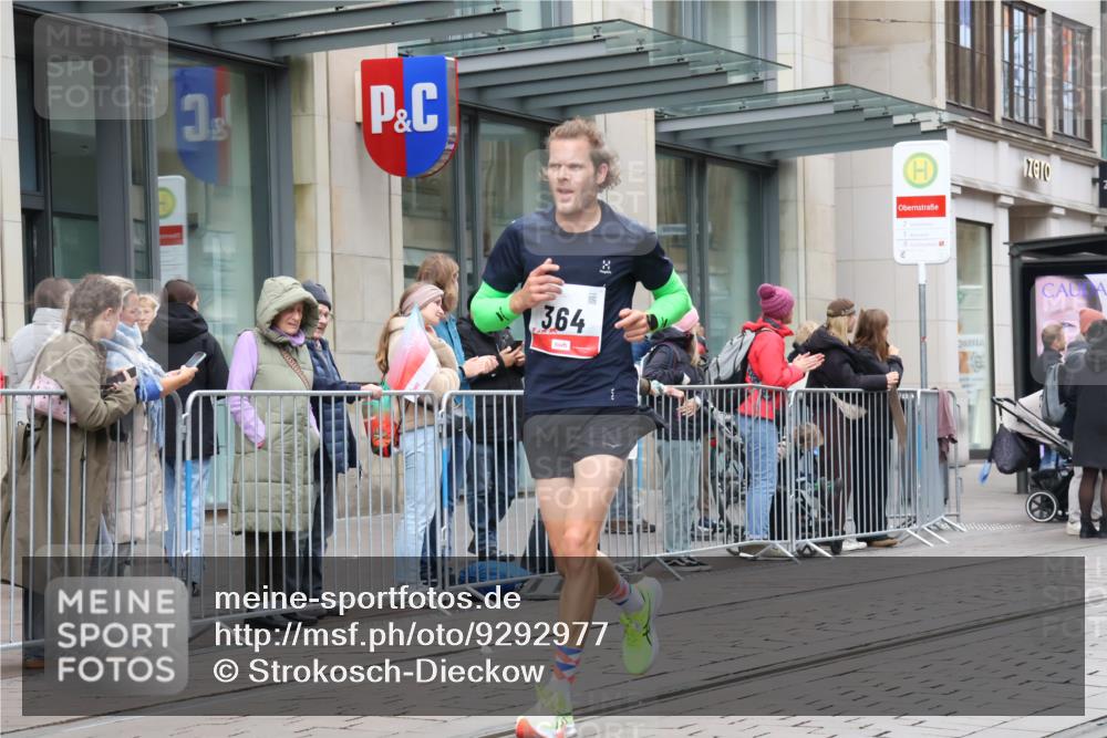 05.10.2025 - 20. swb-Marathon Bremen Strokosch-Dieckow http://msf.ph/oto/9292977 05.10.2025 12:43:51 Ziel 364, 559, 942, 364, 559, 942 meine-sportfotos.de