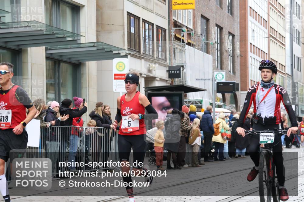 05.10.2025 - 20. swb-Marathon Bremen Strokosch-Dieckow http://msf.ph/oto/9293084 05.10.2025 12:44:13 Ziel 5, 6, 8, 263, 1618, 1687, 2175, 9110, 5, 6, 8, 263, 1618, 1687, 2175, 9110 meine-sportfotos.de