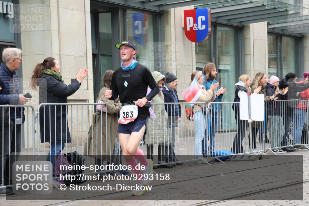 05.10.2025 - 20. swb-Marathon Bremen Strokosch-Dieckow http://msf.ph/oto/9293158 05.10.2025 12:44:18 Ziel 5, 6, 8, 263, 1618, 1687, 2175, 9110, 5, 6, 8, 263, 1618, 1687, 2175, 9110 meine-sportfotos.de