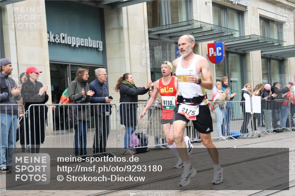 05.10.2025 - 20. swb-Marathon Bremen Strokosch-Dieckow http://msf.ph/oto/9293180 05.10.2025 12:44:20 Ziel 5, 6, 8, 263, 1618, 1687, 2175, 9110, 5, 6, 8, 263, 1618, 1687, 2175, 9110 meine-sportfotos.de
