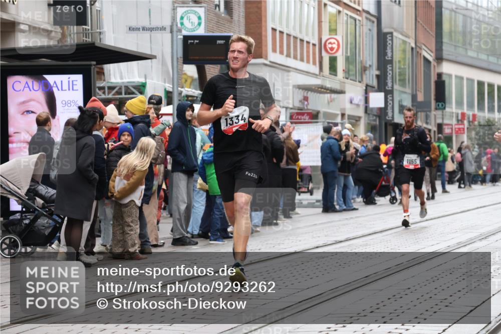 05.10.2025 - 20. swb-Marathon Bremen Strokosch-Dieckow http://msf.ph/oto/9293262 05.10.2025 12:44:55 Ziel 593, 1155, 1334, 1969, 593, 1155, 1334, 1969 meine-sportfotos.de
