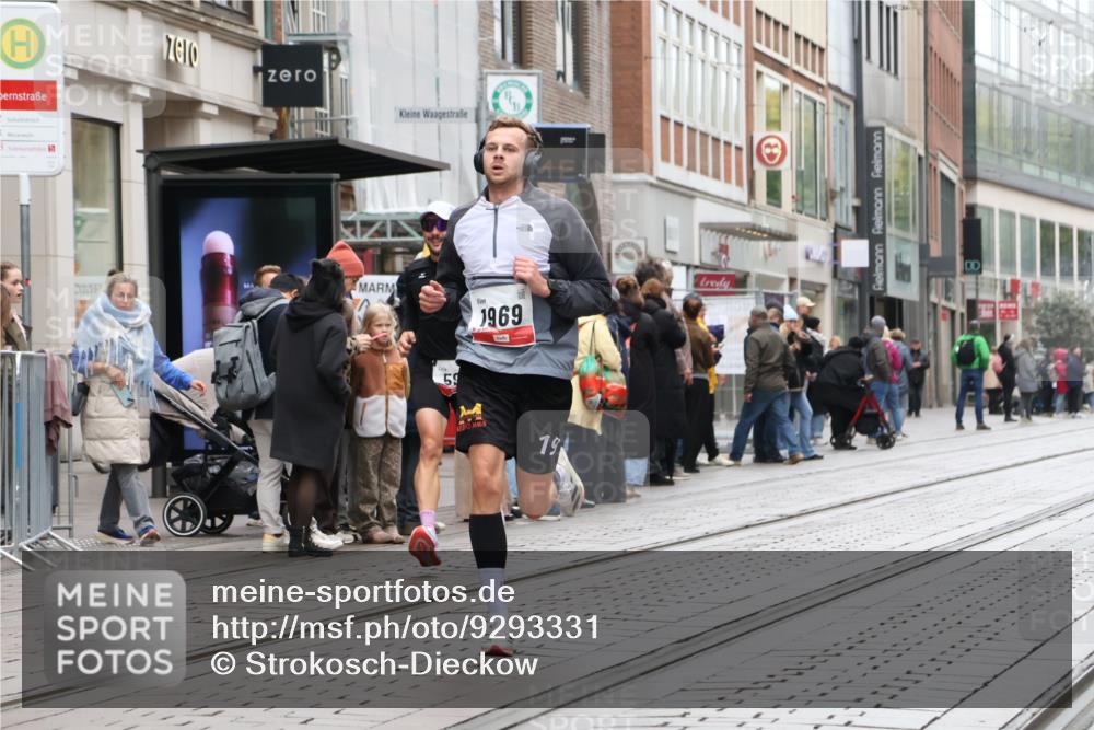 05.10.2025 - 20. swb-Marathon Bremen Strokosch-Dieckow http://msf.ph/oto/9293331 05.10.2025 12:45:09 Ziel 593, 1969, 593, 1969 meine-sportfotos.de