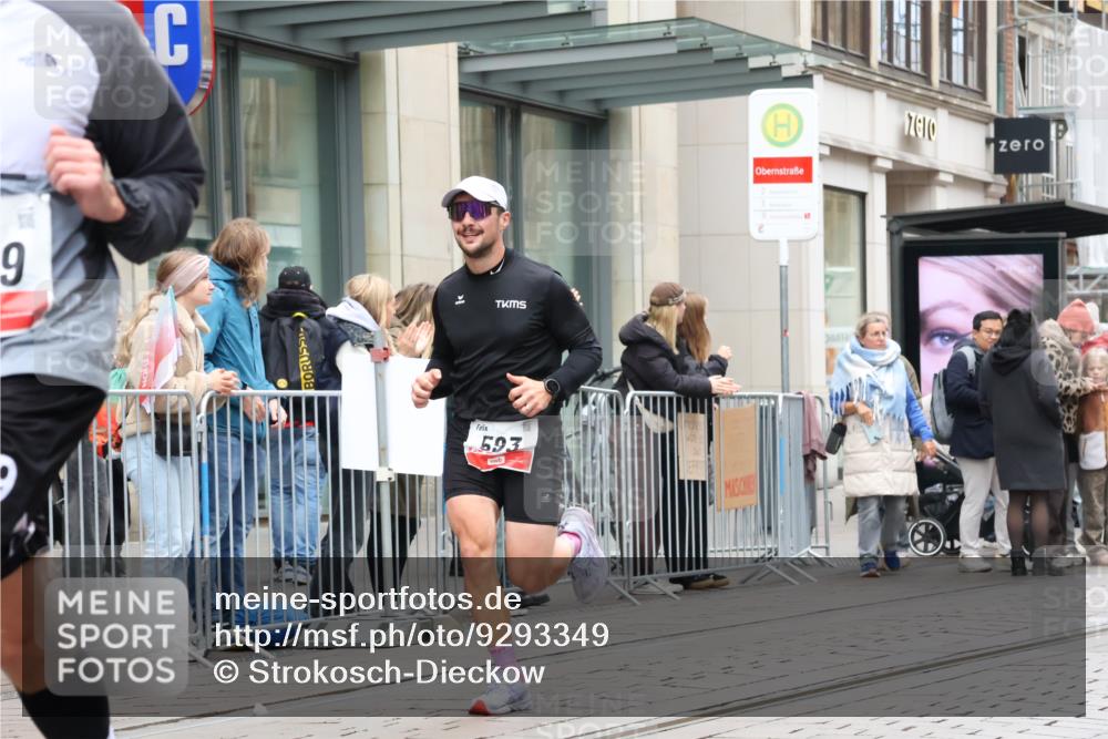 05.10.2025 - 20. swb-Marathon Bremen Strokosch-Dieckow http://msf.ph/oto/9293349 05.10.2025 12:45:12 Ziel 593, 1969, 593, 1969 meine-sportfotos.de