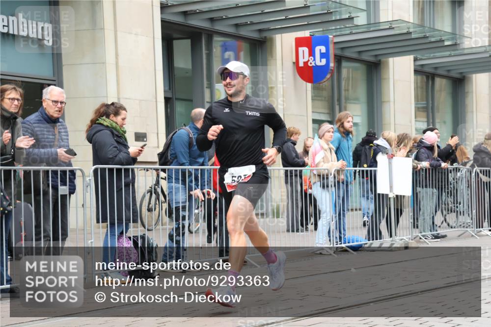 05.10.2025 - 20. swb-Marathon Bremen Strokosch-Dieckow http://msf.ph/oto/9293363 05.10.2025 12:45:13 Ziel 593, 1969, 593, 1969 meine-sportfotos.de