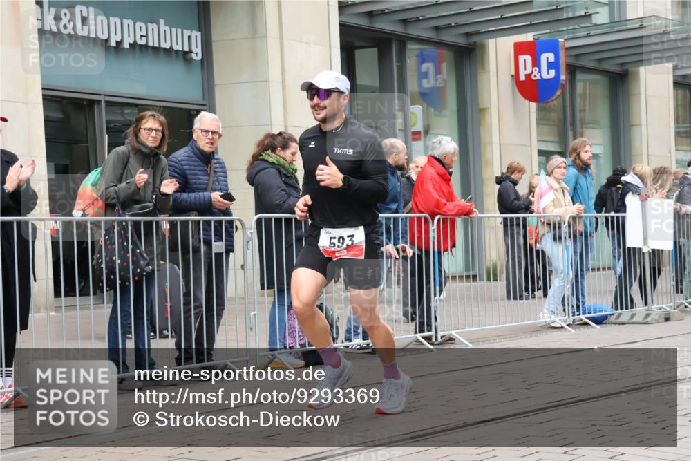 05.10.2025 - 20. swb-Marathon Bremen Strokosch-Dieckow http://msf.ph/oto/9293369 05.10.2025 12:45:13 Ziel 593, 1969, 593, 1969 meine-sportfotos.de