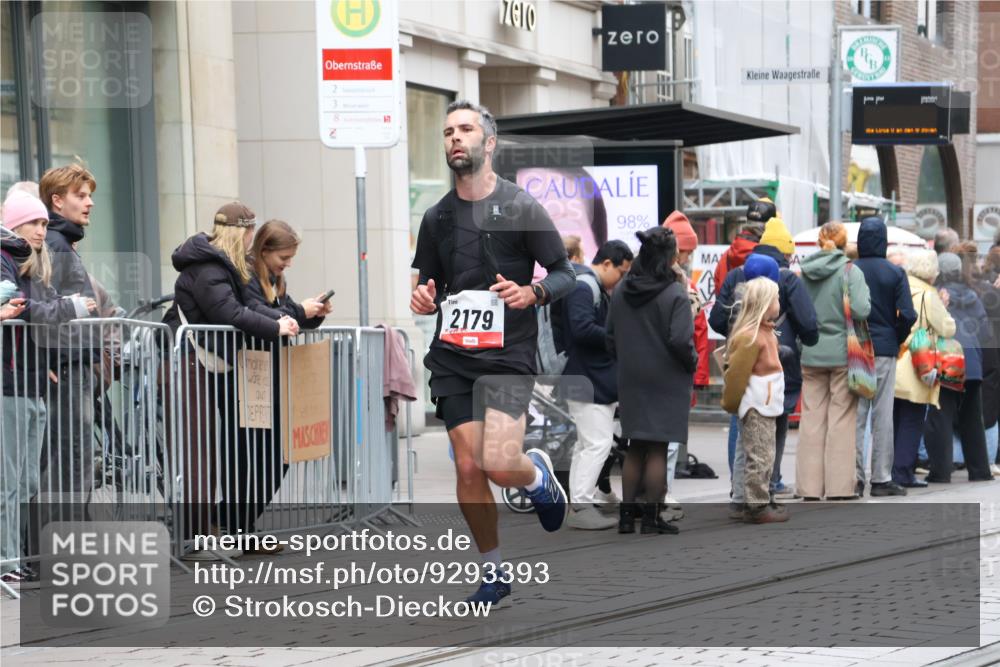 05.10.2025 - 20. swb-Marathon Bremen Strokosch-Dieckow http://msf.ph/oto/9293393 05.10.2025 12:45:39 Ziel 758, 1668, 2179, 758, 1668, 2179 meine-sportfotos.de