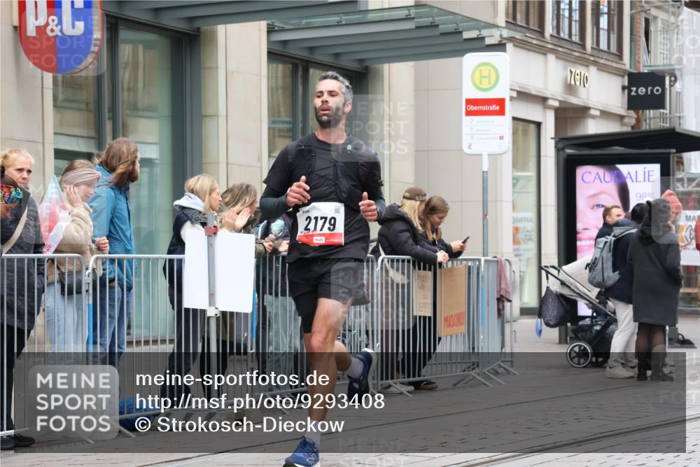 05.10.2025 - 20. swb-Marathon Bremen Strokosch-Dieckow http://msf.ph/oto/9293408 05.10.2025 12:45:40 Ziel 758, 1668, 2179, 758, 1668, 2179 meine-sportfotos.de