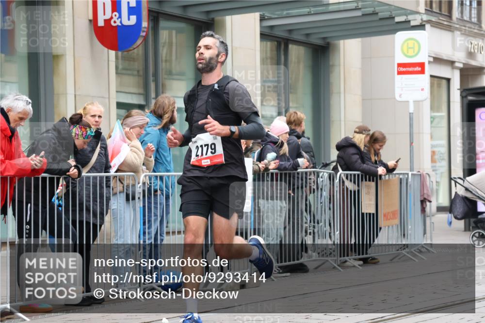 05.10.2025 - 20. swb-Marathon Bremen Strokosch-Dieckow http://msf.ph/oto/9293414 05.10.2025 12:45:41 Ziel 758, 1668, 2179, 758, 1668, 2179 meine-sportfotos.de
