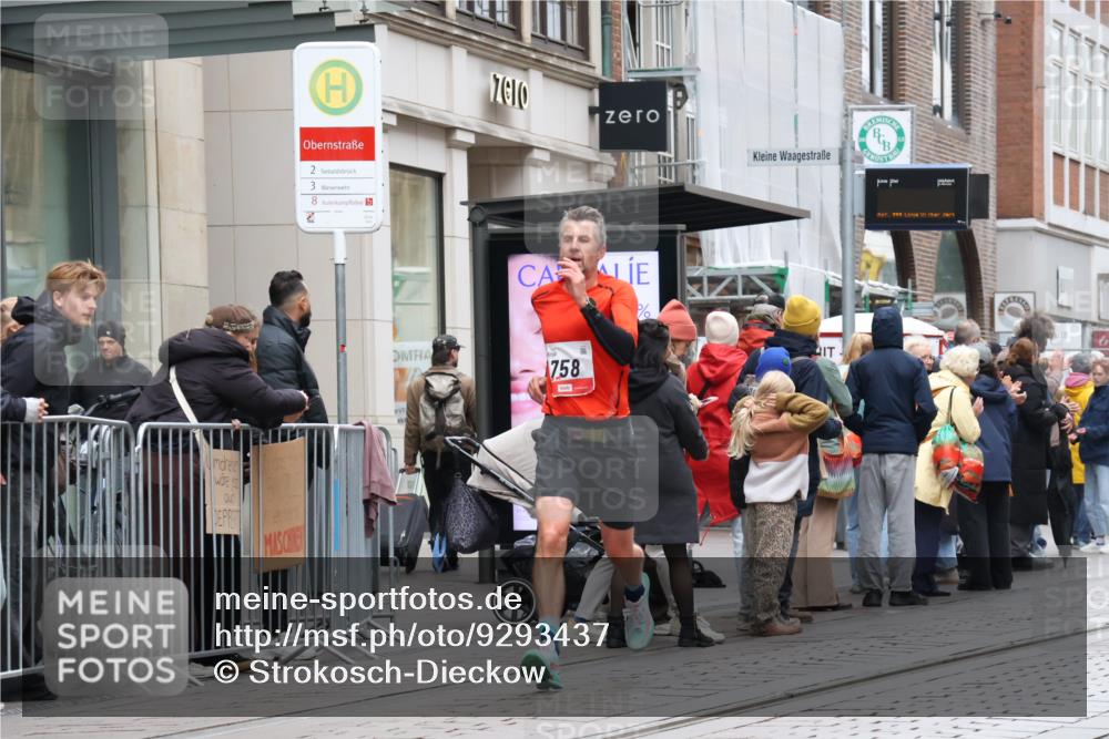 05.10.2025 - 20. swb-Marathon Bremen Strokosch-Dieckow http://msf.ph/oto/9293437 05.10.2025 12:45:47 Ziel 758, 1303, 1668, 758, 1303, 1668 meine-sportfotos.de